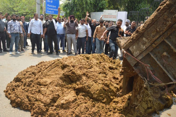 Ludhiana as Dairy Owners Dump Cow Dung at MC Office