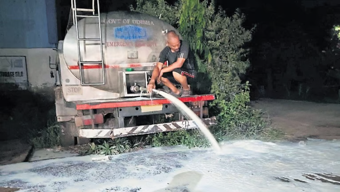 Dairy Farmers Spill Thousands of Litres of Milk in Odisha After Omfed Halts Procurement