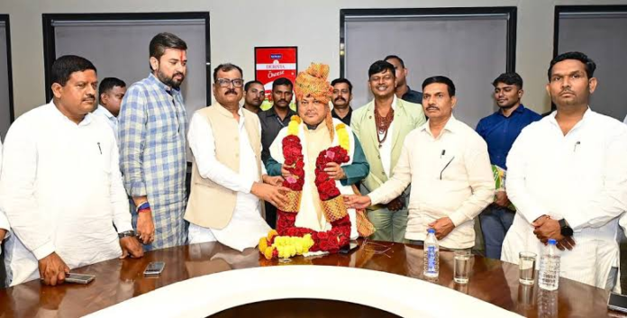 BJP MLC Pravin Darekar Praises Sonai Dairy's Cooperative Model During Pune Visit